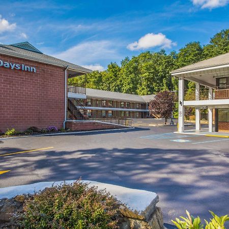 Days Inn By Wyndham Elmsford Buitenkant foto