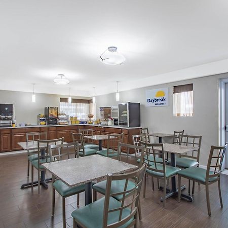 Days Inn By Wyndham Elmsford Buitenkant foto