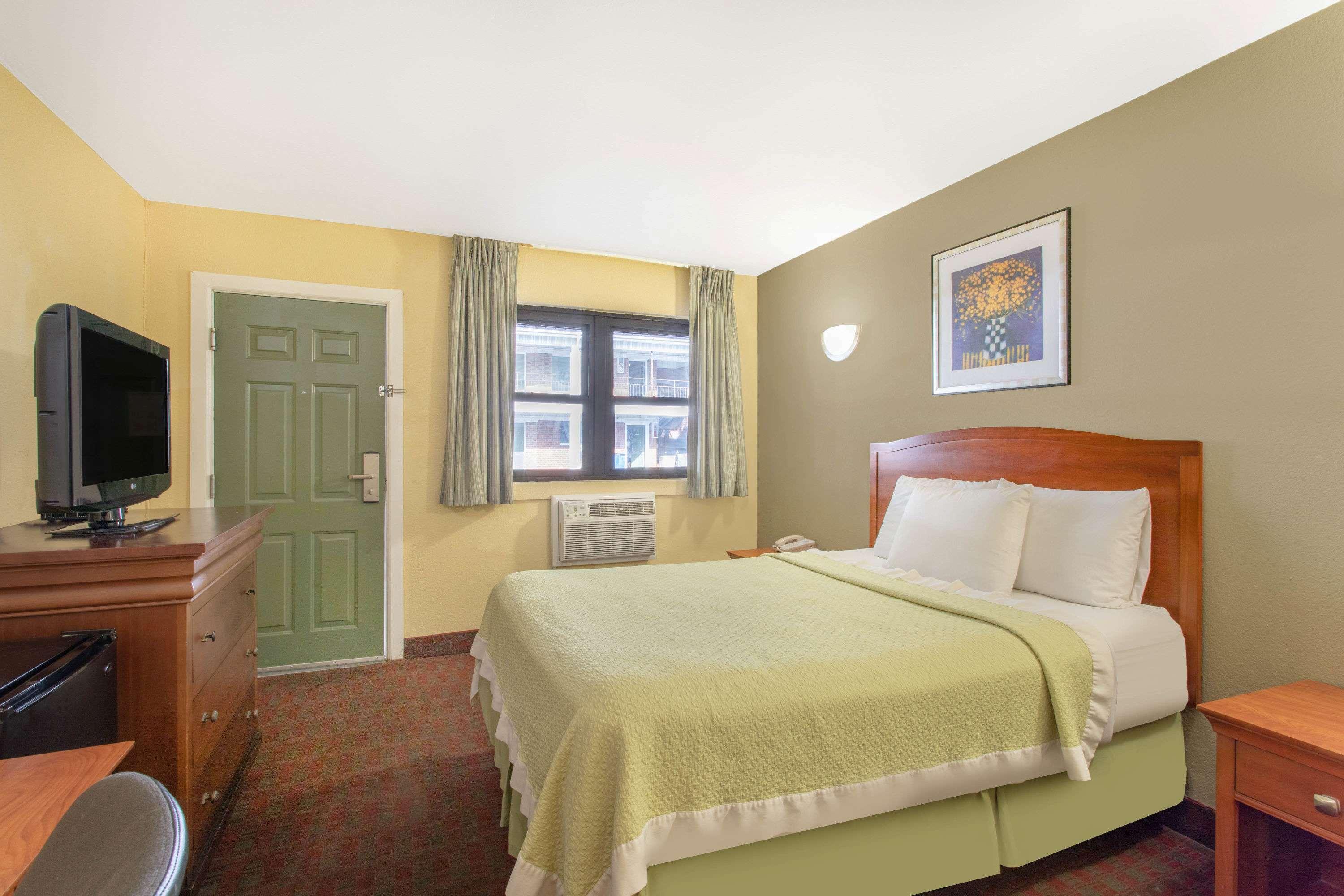Days Inn By Wyndham Elmsford Buitenkant foto