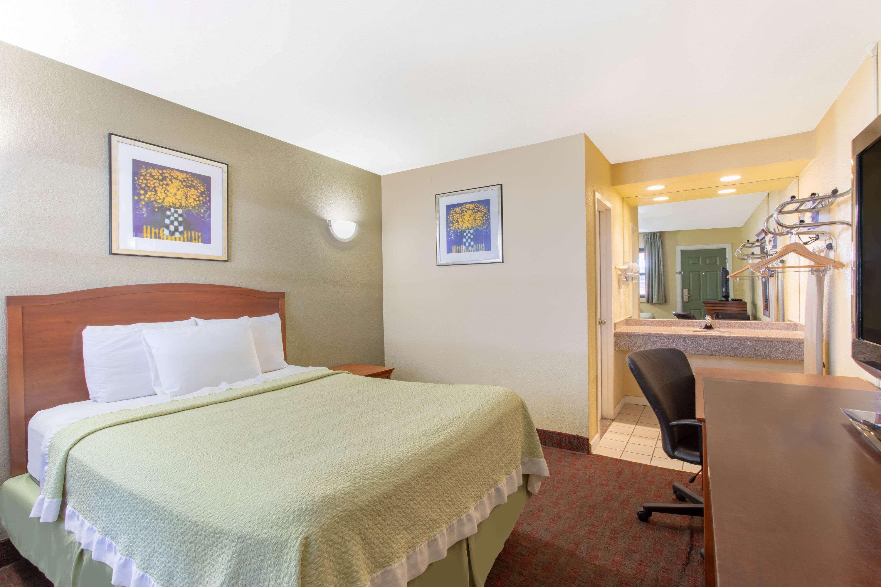 Days Inn By Wyndham Elmsford Buitenkant foto