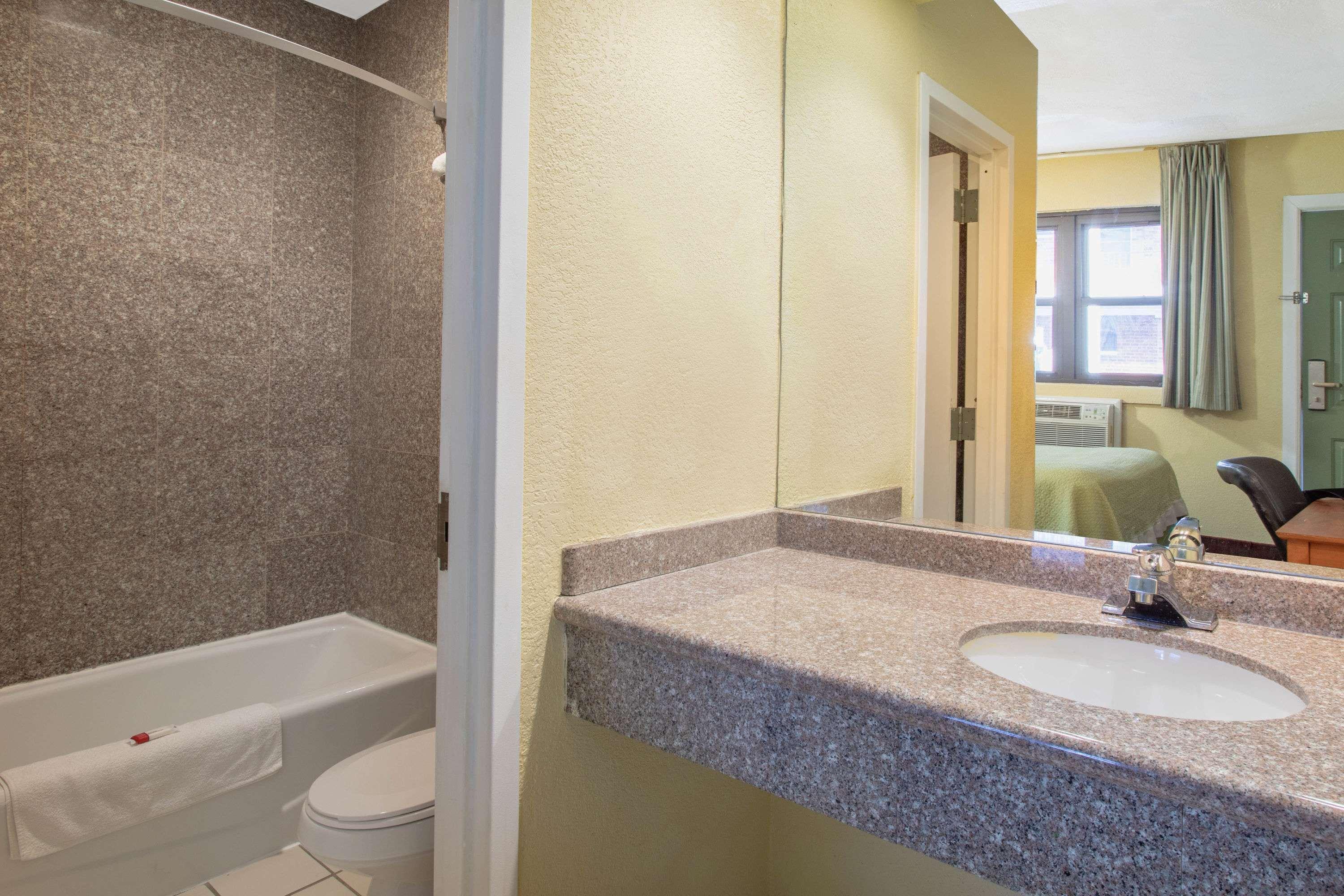 Days Inn By Wyndham Elmsford Buitenkant foto