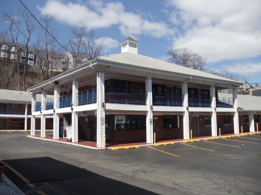 Days Inn By Wyndham Elmsford Buitenkant foto